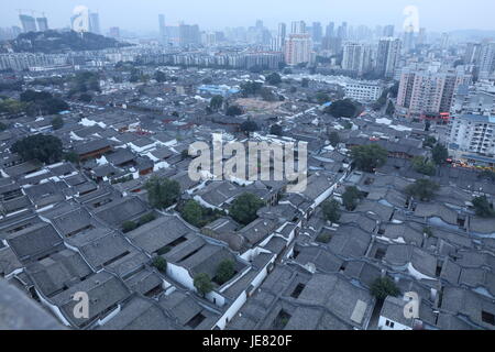 Fuzh, Fuzh, China. 22. Juni 2017. Fuzhou, CHINA-22. Juni 2017: (nur zur redaktionellen Verwendung. CHINA HERAUS). Alte Wohnhäuser in der Mitte von Fuzhou, Südost-China Fujian Provinz, 22. Juni 2017 zu sehen. Bildnachweis: SIPA Asien/ZUMA Draht/Alamy Live-Nachrichten Stockfoto