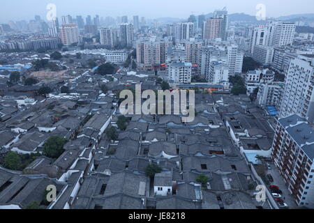 Fuzh, Fuzh, China. 22. Juni 2017. Fuzhou, CHINA-22. Juni 2017: (nur zur redaktionellen Verwendung. CHINA HERAUS). Alte Wohnhäuser in der Mitte von Fuzhou, Südost-China Fujian Provinz, 22. Juni 2017 zu sehen. Bildnachweis: SIPA Asien/ZUMA Draht/Alamy Live-Nachrichten Stockfoto