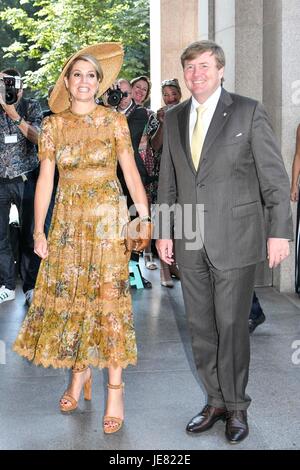 Mailand, Italien. 23. Juni 2017. Mailand. Maxima Zorreguieta Cerruti und Guglielmo Alessandro von Oranien-Nassau, der Triennale in Mailand zu besuchen. Im Bild: Maxima und William Alessandro von Holland Credit: IPA/Alamy Live-Nachrichten Stockfoto