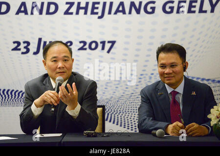 (170623)--spricht während einer gemeinsamen Pressekonferenz am 23. Juni 2017 in Kuala Lumpur, Malaysia, KUALA LUMPUR, 23. Juni 2017 (Xinhua)--Geely Vorsitzender Li Shufu (L). Chinas Zhejiang Geely Holding Group am Freitag unterzeichneten eine Vereinbarung zur Übernahme mit 49,9 Prozent an malaysischen Autobauer Proton, 30 Tage, nachdem eine erste Einigung wurde zwischen Geely und DRB-Hicom, der malaysischen Mischkonzern, der 100 Prozent der Proton besitzt. (Xinhua/Chong Voon Chung) (Dtf) Stockfoto