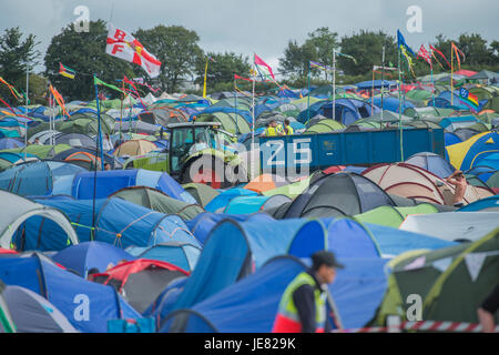 Glastonbury, Somerset, UK. 23. Juni 2017. Morgen Aufgaben einschließlich sammeln den Müll-2017 Glastonbury Festival, würdig Farm. Glastonbury, 23. Juni 2017 Credit: Guy Bell/Alamy Live-Nachrichten Stockfoto