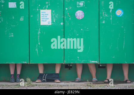 Glastonbury, Somerset, UK. 23. Juni 2017. Morgen Aufgaben - 2017 Glastonbury Festival, würdig Farm. Glastonbury, 23. Juni 2017 Credit: Guy Bell/Alamy Live-Nachrichten Stockfoto