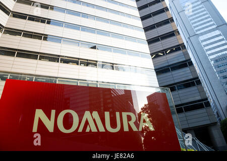 23. Juni 2017 - Tokyo, Tokyo, Japan - Venezuelas Zentralbank sucht, festverzinsliche Wertpapiere, Nomura Holdings Inc als einen Weg zur Anhebung der Bar inmitten einer Wirtschaftskrise zu verkaufen, eine Opposition stellvertretende und Finanzen Industrie Quelle sagte am Donnerstag, nur wenige Wochen nach ein ähnlicher Deal verwickelt die japanische Bank in der Kontroverse. Opposition Gesetzgeber tadelte diesen Monat öffentlich Nomura für die Teilnahme zusammen mit Goldman Sachs Group Inc. in eine$ 2,9 Milliarden-Anleihe-Operation, die die Regierung von Präsident Nicolas Maduro Kropf geholfen, die Reserven des Landes kennzeichnen Fremdwährung. (Kredit-Bild: © Ales Stockfoto