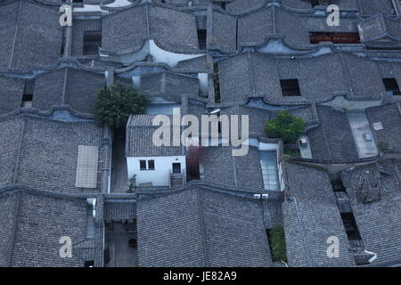 Fuzh, Fuzh, China. 22. Juni 2017. Fuzhou, CHINA-22. Juni 2017: (nur zur redaktionellen Verwendung. CHINA HERAUS). Alte Wohnhäuser in der Mitte von Fuzhou, Südost-China Fujian Provinz, 22. Juni 2017 zu sehen. Bildnachweis: SIPA Asien/ZUMA Draht/Alamy Live-Nachrichten Stockfoto