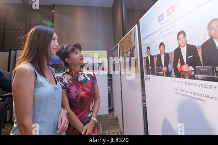 (170623) - Genf, 23. Juni 2017 (Xinhua)--Menschen besuchen eine Foto-Ausstellung in Genf, Schweiz, am 22. Juni 2017. Die Foto-Ausstellung fand hier Donnerstag des 20. Jubiläums des Hong Kong Rückkehr nach China. (Xinhua/Xu Jinquan) (Zf) Stockfoto