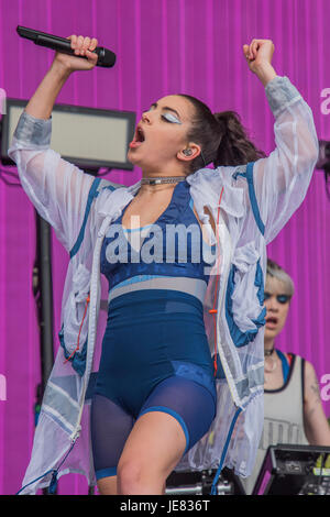 Glastonbury, UK. 23. Juni 2017. Charli XCX spielt die andere Bühne dem begeisterten Publikum - 2017 Glastonbury Festival, würdig Farm. Glastonbury, 23. Juni 2017 Credit: Guy Bell/Alamy Live-Nachrichten Stockfoto