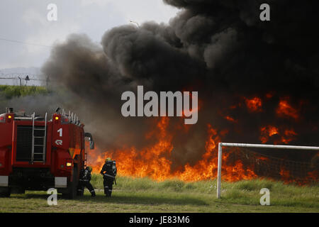 Kathmandu, Nepal. 23. Juni 2017. Nepalesischen Feuerwehrleute löschen einen Brand auf einem Dummy-Flugzeug während einer Räumungsübung für Sicherheitsmaßnahmen innerhalb der Tribhuvan International Airport in Kathmandu, Nepal auf Freitag, 23. Juni 2017. Die Start-und Landebahn wurde für dreißig Minuten für den Bohrer geschlossen. Bildnachweis: Skanda Gautam/ZUMA Draht/Alamy Live-Nachrichten Stockfoto