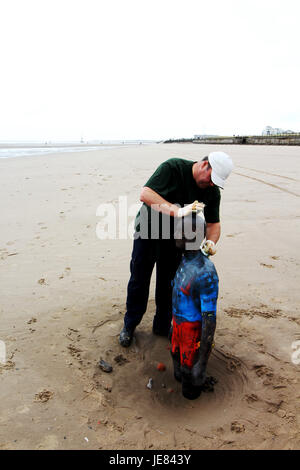 Crosby, Liverpool, UK. 23. Juni 2017. Des Rates Arbeiter Reinigung der Iron Men nach Anthony Gormley beantragt hat, die Farbe von seinem "Woanders" Statuen auf Crosby Strand entfernt werden. Stockfoto