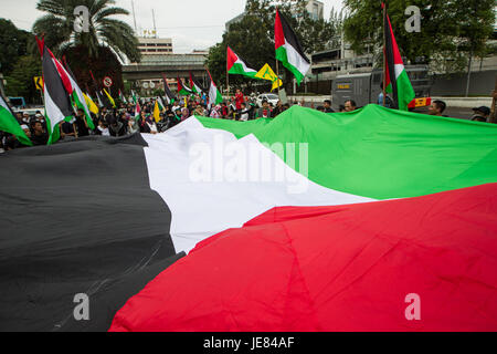 Zentral-Jakarta, Jakarta, Indonesien. 23. Juni 2017. Indonesische Muslime schreien ihre Parolen während einer propalästinensischen Kundgebung anlässlich des internationalen Al-Quds (Jerusalem-Tag) Tages außerhalb der US-Botschaft in Jakarta, Indonesien am 23. Juni 2017. Al Quds Day (Jerusalem-Tag) ist eine jährliche Veranstaltung, die am letzten Freitag im Ramadan, die initiiert wurde von der islamischen Republik Iran im Jahr 1979 zur Unterstützung für die Palästinenser und gegen Zionismus und Israel, sowie Israels Besetzung Jerusalems und jüdische Siedlungen in Israel besetzten Gebieten. (Kredit-Bild: © Afriadi Hikmal über ZUMA Draht) Stockfoto