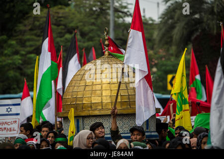 Zentral-Jakarta, Jakarta, Indonesien. 23. Juni 2017. Muslimischen Indonesien tragen eine Nachbildung der Haube des Felsens während einer propalästinensischen Kundgebung anlässlich des internationalen Al-Quds (Jerusalem-Tag) Tages außerhalb der US-Botschaft in Jakarta, Indonesien am 23. Juni 2017. Al Quds Day (Jerusalem-Tag) ist eine jährliche Veranstaltung, die am letzten Freitag im Ramadan, die initiiert wurde von der islamischen Republik Iran im Jahr 1979 zur Unterstützung für die Palästinenser und gegen Zionismus und Israel, sowie Israels Besetzung Jerusalems und jüdische Siedlungen in Israel besetzten Gebieten. (Kredit-Bild: © Afriadi Hallo Stockfoto