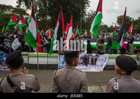 Zentral-Jakarta, Jakarta, Indonesien. 23. Juni 2017. Indonesische Muslime schreien ihre Parolen während einer propalästinensischen Kundgebung anlässlich des internationalen Al-Quds (Jerusalem-Tag) Tages außerhalb der US-Botschaft in Jakarta, Indonesien am 23. Juni 2017. Al Quds Day (Jerusalem-Tag) ist eine jährliche Veranstaltung, die am letzten Freitag im Ramadan, die initiiert wurde von der islamischen Republik Iran im Jahr 1979 zur Unterstützung für die Palästinenser und gegen Zionismus und Israel, sowie Israels Besetzung Jerusalems und jüdische Siedlungen in Israel besetzten Gebieten. (Kredit-Bild: © Afriadi Hikmal über ZUMA Draht) Stockfoto