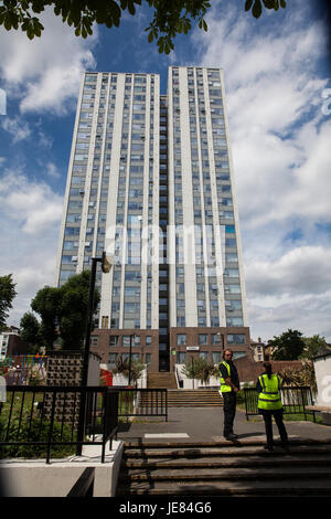 London, UK. 23. Juni 2017. Eine Verkleidung Panel wird entfernt, für die Prüfung am Dorney Turm auf dem Chalcots Anwesen in Camden sowie Paneele von Taplow Turm, Burnham Tower und Bray Tower auf dem gleichen Anwesen, nach dem Brand in der Grenfell Tower in North Kensington, wo eine ähnliche Art der Verkleidung während Renovierungsarbeiten installiert worden. Bildnachweis: Mark Kerrison/Alamy Live-Nachrichten Stockfoto