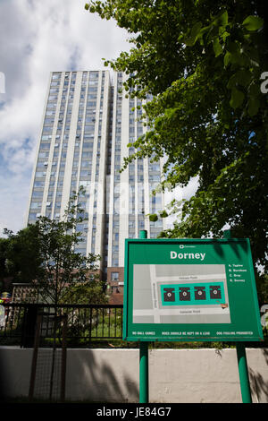 London, UK. 23. Juni 2017. Eine Verkleidung Panel wird entfernt, für die Prüfung am Dorney Turm auf dem Chalcots Anwesen in Camden sowie Paneele von Taplow Turm, Burnham Tower und Bray Tower auf dem gleichen Anwesen, nach dem Brand in der Grenfell Tower in North Kensington, wo eine ähnliche Art der Verkleidung während Renovierungsarbeiten installiert worden. Bildnachweis: Mark Kerrison/Alamy Live-Nachrichten Stockfoto