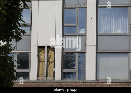 London, UK. 23. Juni 2017. Eine Verkleidung Panel wird entfernt, für die Prüfung am Dorney Turm auf dem Chalcots Anwesen in Camden sowie Paneele von Taplow Turm, Burnham Tower und Bray Tower auf dem gleichen Anwesen, nach dem Brand in der Grenfell Tower in North Kensington, wo eine ähnliche Art der Verkleidung während Renovierungsarbeiten installiert worden. Bildnachweis: Mark Kerrison/Alamy Live-Nachrichten Stockfoto