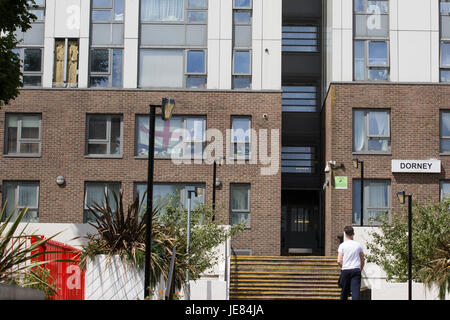 London, UK. 23. Juni 2017. Eine Verkleidung Panel wird entfernt, für die Prüfung am Dorney Turm auf dem Chalcots Anwesen in Camden sowie Paneele von Taplow Turm, Burnham Tower und Bray Tower auf dem gleichen Anwesen, nach dem Brand in der Grenfell Tower in North Kensington, wo eine ähnliche Art der Verkleidung während Renovierungsarbeiten installiert worden. Bildnachweis: Mark Kerrison/Alamy Live-Nachrichten Stockfoto