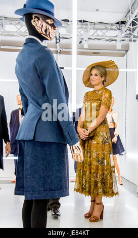 Mailand, Italien. 23. Juni 2017. Königin Maxima der Niederlande besucht das Design Museum Triennale der König und die Königin kann Informationen über kulturelles Erbe, wo Wasser und und Mode in Mailand, Italien, 23. Juni 2017. Der König und die Königin der Niederlande sind in Italien für einen 4-tägigen Staatsbesuch. POINT DE VUE - kein Draht-Service - Foto: Patrick van Katwijk/Dutch Photo Press/Dpa/Alamy Live News Stockfoto