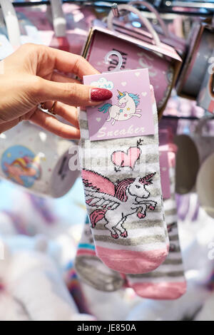 Berlin, Deutschland. 17. Mai 2017. Einhorn Socken zu verkaufen. am 17. Mai 2017 in Berlin, Deutschland. Foto: picture Alliance/Robert Schlesinger | weltweite Nutzung/Dpa/Alamy Live-Nachrichten Stockfoto