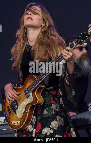 Glastonbury, UK. 23. Juni 2017. Schwedische Band First Aid Kit (Schwestern, Klara und Johanna Söderberg) führen Sie auf der Pyramide Bühne - 2017 Glastonbury Festival, würdig Farm. Glastonbury, 23. Juni 2017 Credit: Guy Bell/Alamy Live-Nachrichten Stockfoto