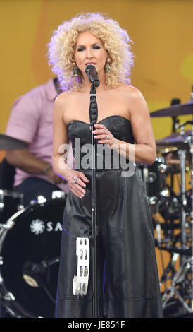 New York, USA. 23. Juni 2017. Kimberly Schlapman von Little Big Town führt auf GMA Konzertreihe in Rumsey Spielplatz am 23. Juni 2017 In New York City. Bildnachweis: MediaPunch Inc/Alamy Live-Nachrichten Stockfoto