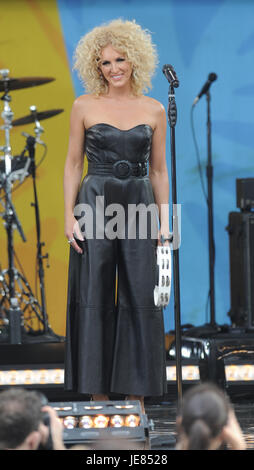 New York, USA. 23. Juni 2017. Kimberly Schlapman von Little Big Town führt auf GMA Konzertreihe in Rumsey Spielplatz am 23. Juni 2017 In New York City. Bildnachweis: MediaPunch Inc/Alamy Live-Nachrichten Stockfoto