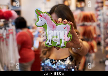 Berlin, Deutschland. 17. Mai 2017. Einhorn Schokolade zu verkaufen. am 17. Mai 2017 in Berlin, Deutschland. Foto: picture Alliance/Robert Schlesinger | weltweite Nutzung/Dpa/Alamy Live-Nachrichten Stockfoto