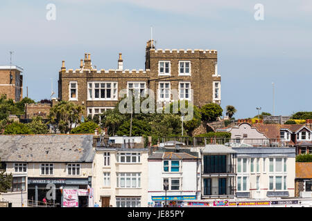 Bleak House, ehemaliges Haus des 19. Jahrhunderts Autor, Charles Dickens. Gebäude stehen auf kleine Klippe über der Küste bauten auf Broadstairs Strandpromenade. Stockfoto