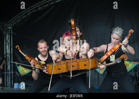 Glastonbury, UK. 23. Juni 2017. Allgemeine Ansichten am 1. Tag des 2017 Glastonbury Festivals am würdig Farm in Somerset. Foto: Freitag, 23. Juni 2017. Bildnachweis: Roger Garfield/Alamy Live-Nachrichten Stockfoto