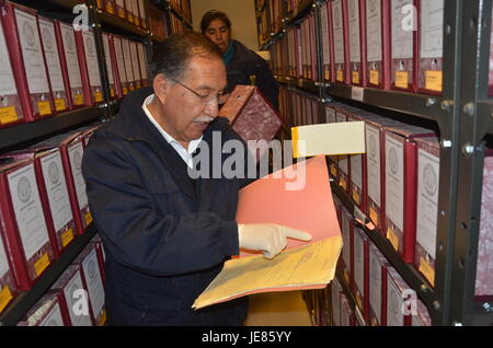 Der Direktor des bolivianischen Bergbau-Archivs Edgar Ramíre Studien eine Datei mit Dokumenten der Minenbesitzer Moritz Hochschild im bolivianischen Bergbau-Archiv in El Alto, Bolivien, 26. Mai 2017. Die deutschen geborene Unternehmer half angeblich Tausende von Juden Flucht nach Bolivien im Nationalsozialismus. Foto: Georg Ismar/dpa Stockfoto