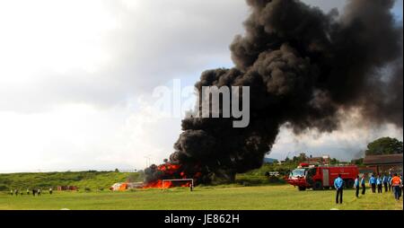 Kathmandu, Nepal. 23. Juni 2017. Nepali Feuerwehrleute löschen Feuer auf ein Dummy-Flugzeug während einer vollen Umfang Notfallübung Drill am Tribhuwan International Airport in Kathmandu, Nepal, 23. Juni 2017. Bildnachweis: Sunil Sharma/Xinhua/Alamy Live-Nachrichten Stockfoto