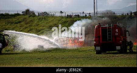 Kathmandu, Nepal. 23. Juni 2017. Nepali Feuerwehrleute löschen Feuer auf ein Dummy-Flugzeug während einer vollen Umfang Notfallübung Drill am Tribhuwan International Airport in Kathmandu, Nepal, 23. Juni 2017. Bildnachweis: Sunil Sharma/Xinhua/Alamy Live-Nachrichten Stockfoto