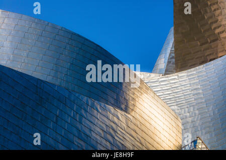 Gewundene Titan-Kalkstein-Fassade des Guggenheim Museums in Bilbao im spanischen Baskenland Stockfoto