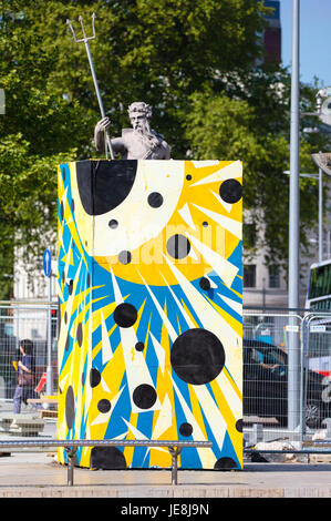 Neptun peering aus seinen bunt bemalten Schutzkasten im Stadtzentrum von Bristol während umfangreiche Straßenbauarbeiten ein Metrobus System - Bristol UK Stockfoto