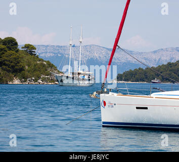 Boote in kleine Adria Hafen von Pomena auf der Insel von Mlet Kroatien Stockfoto