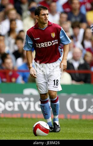 AARON HUGHES ASTON VILLA FC VILLENPARK ASTON BIRMINGAM ENGLAND 27. August 2006 Stockfoto