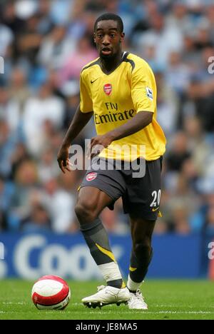 JOHAN DJOUROU ARSENAL FC CITY OF MANCHESTER STADIUM MANCHESTER ENGLAND 26. August 2006 Stockfoto