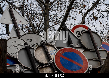 PARIS FRANKREICH - STRASSE PANELS WARTEN VERWENDET - PARIS STREET © Frédéric BEAUMONT. Stockfoto