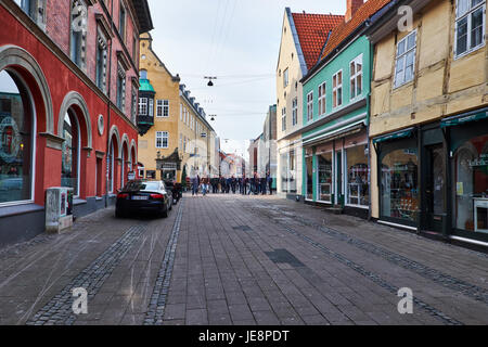 HELSINGØR, Dänemark - 30. April 2016: Die fast menschenleere Fußgängerzone, an einem Samstag Nachmittag, mit einer großen Gruppe von Menschen Stockfoto