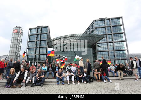 Berlin, Deutschland, 9. Mai 2015: Pegida Protest am Hauptbahnhof. Stockfoto