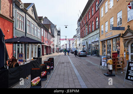 HELSINGØR, Dänemark - 30. April 2016: Sandwich-Bar in eine leere Fußgängerzone in Esinore Stockfoto