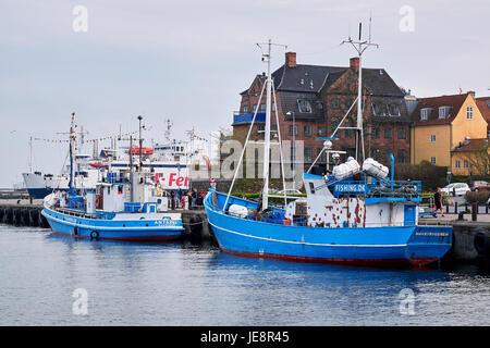 ELSINORE, Dänemark - 30. April 2016: Zwei blaue Fischerboote vertäut am Kai am Elsinore Hafen, nahe der Stadt, eine Fähre nach Schweden ist sichtbar in der b Stockfoto