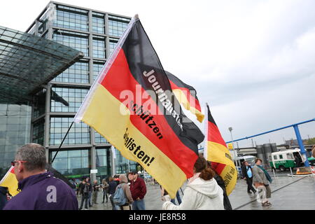 Berlin, Deutschland, 9. Mai 2015: Pegida Protest am Hauptbahnhof. Stockfoto