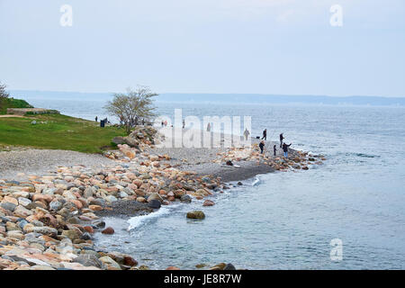 HELSINGØR, Dänemark - 30. April 2016: Menschen stehen auf der Küste von Helsingör, Angeln auf Hornhecht, die in enormer Zahl jedes Jahr im April kommt Stockfoto