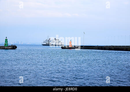 HELSINGØR, Dänemark - 30. April 2016: Fähre von der Firma Hafen Scandlines vor den Toren Elsinore, auf dem Weg nach Schweden, die in der Dis gesehen werden kann Stockfoto