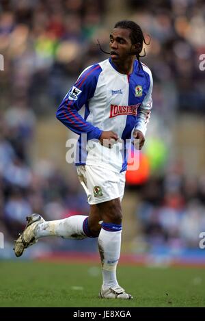 FLORENT SINAMA-PONGOLLE BLACKBURN ROVERS FC EWOOD PARK BLACKBURN ENGLAND 18. März 2006 Stockfoto