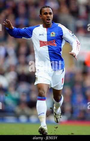 FLORENT SINAMA-PONGOLLE BLACKBURN ROVERS FC EWOOD PARK BLACKBURN ENGLAND 25. Februar 2006 Stockfoto