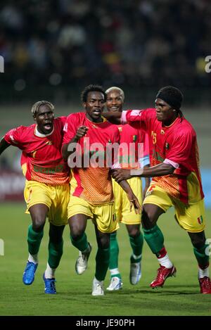 WENIGE KALABANE & MANSARE Sambia V GUINEA Grenze Stadion ALEXANDRIA Ägypten 26. Januar 2006 Stockfoto