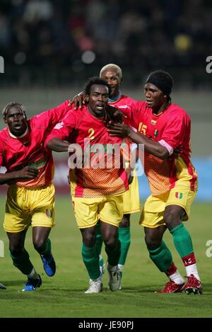 WENIGE KALABANE & MANSARE Sambia V GUINEA Grenze Stadion ALEXANDRIA Ägypten 26. Januar 2006 Stockfoto