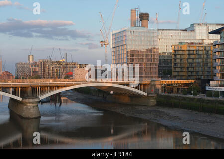 Chelsea Brücke in Richtung alte Battersea Power Station, Themse, Battersea, London, England, UK Stockfoto