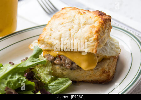 Huhn Wurst Keks auf 'Post', ein kleines Restaurant im Alphabet City, East Village, Manhattan, NYC Stockfoto