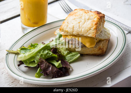 Huhn Wurst Keks auf 'Post', ein kleines Restaurant im Alphabet City, East Village, Manhattan, NYC Stockfoto